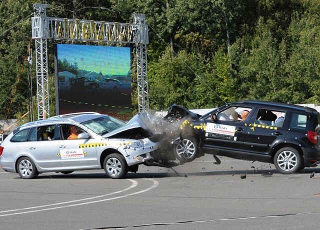 Fotograf automobilky měl z druhé strany lepší výhled na průběh srážky. Na snímku je dobře patrné, jak obrovská energie zdvihla vozy desítky centimetrů nad vozovku | Foto: Škoda-auto