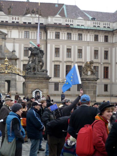 Na pražském Hradčanském náměstí se sešla asi stovka lidí. Měli sebou i vlajky Evropské unie. Pan prezident ji na Hradě nechce | Foto: Kateřina Eliášová