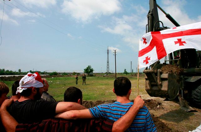 Protesty před stanovištěm ruské armády | Foto: Reuters