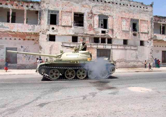 Tank mírových jednotek Africké unie hlídkuje v ulici Mogadiša. Povstalecké milice v posledních dnech na jednotky AU několikrát zaútočily | Foto: Reuters