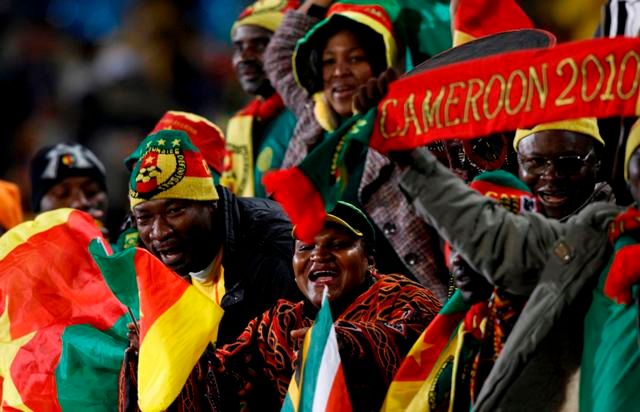 Byl to vůbec první gól Kamerunu na šampionátu, a tak radost příznivců Afričanů neznala mezí. | Foto: Reuters