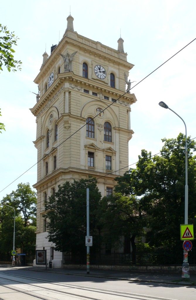 Vodárenská věž Vinohrady byla postavena v roce 1882 podle projektu Antonína Turka. Sedmiposchoďová věž je v posledním patře zdobena na nárožích sochami troubících andělů, v nejvyšším patře je vyhlídková terasa, která sloužila jako rozhledna. Věž byla součástí systému zásobování vodou města Královské Vinohrady. V roce 1962 byla vyřazena z provozu čerpací stanice a věžový vodojem a věž byla přestavěna na byty. Od roku 1991 je kulturní památkou. | Foto: Jaroslav Motyčka