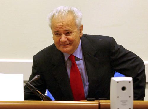 Bývalý jugoslávský prezident Slobodan Miloševič usedá v roce 2002 na lavici u Mezinárodního trestního tribunálu pro bývalou Jugoslávii | Foto: Reuters