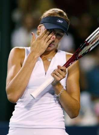 Nicole Vaidišova smutní po nevynucené mchybě proti Kim Clijstersové v semifinále Acura Classic. | Foto: Reuters