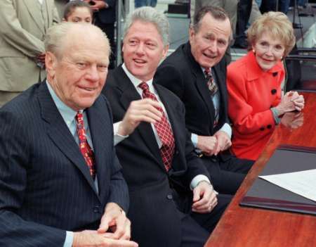 Ford, Clinton, Bush... trojice amerických prezidentů. | Foto: Reuters