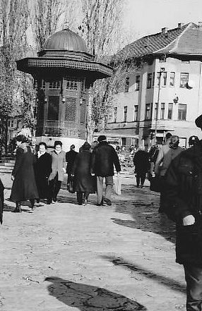 Život v historickém centru Sarajeva se vrátil do starých kolejí... | Foto: Simona Holecová