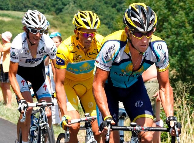 Tři nejlepší muži celkového pořadí Tour po devatenácté etapě: Alberto Contador (uprostřed), Andy Schleck (vzadu) a Lance Armstrong (vpředu) | Foto: Reuters