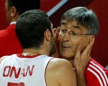 Omer Onan slavi s trenerem | Foto: Reuters