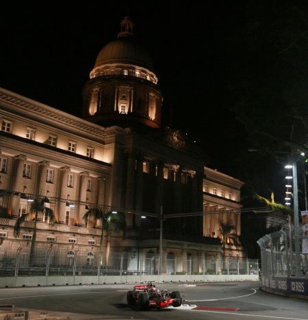 Hekki Kovalainen na trati nočního okruhu v Singapuru. | Foto: Reuters