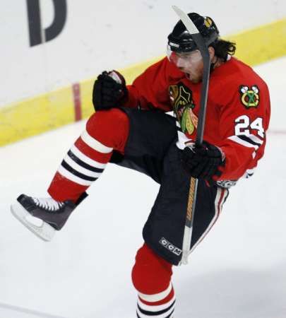 Pravé křídlo Chicaga Blackhawks Martin Havlát slaví gól do sítě Montrealu Canadiens v první třetině utkání NHL v Chicagu. | Foto: Reuters