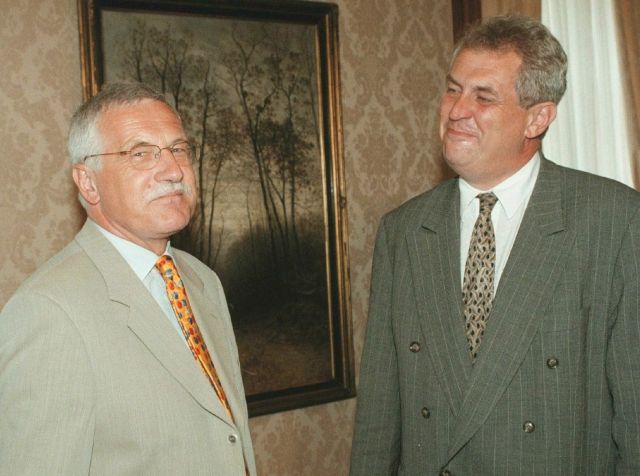 Dva někdejší rivalové Václav Klaus a Miloš Zeman, kteří proti sobě ve volbách 1998 mohutně mobilizovali, se v době opoziční smlouvy stali spojenci. | Foto: ČTK/Michal Krumphanzl