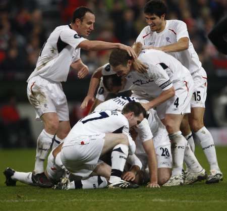 Fotbalisté Boltonu se radují z výhry na hřišti Bayernu Mnichov. | Foto: Reuters