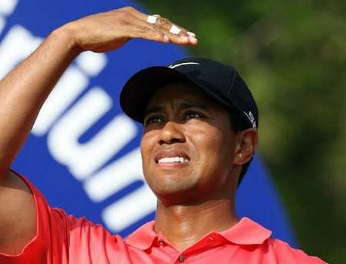 Tiger Woods se dívá, jak mu letí míček na 17. jamce turnaje Dubai Desert Classic, který vyhrál. | Foto: Reuters