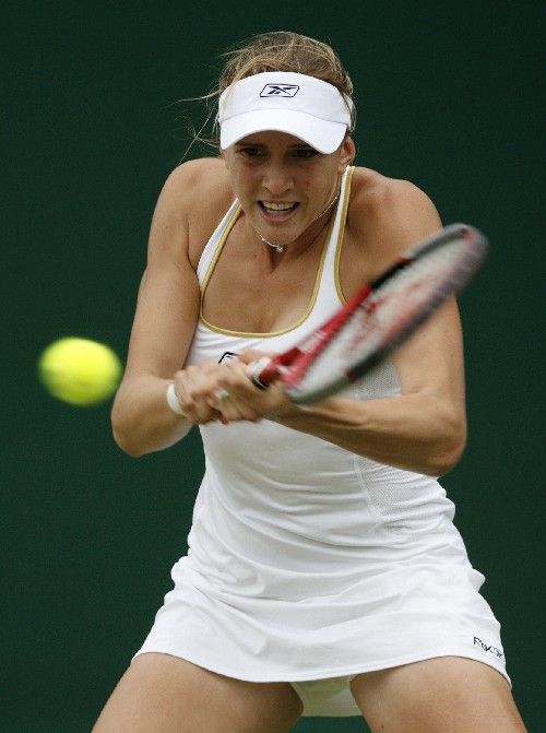 Česká tenistka Nicole Vaidišová v zápase třetího kola Wimbledonu proti Bělorusce Azarenkové. | Foto: Reuters