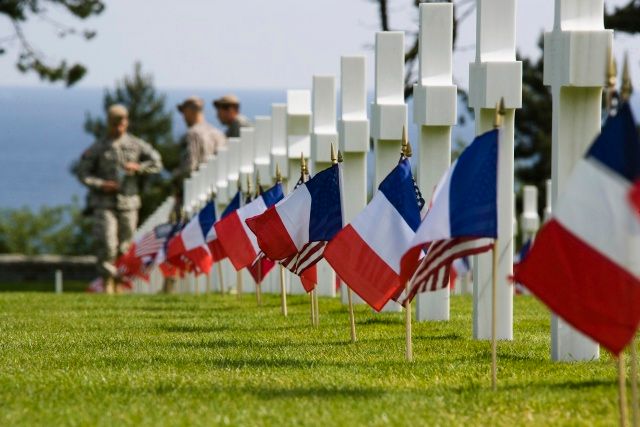 Francouzské a americké vlajky na hřbitově v Colleville-sur-Mer, který navštíví Barack Obama. | Foto: Reuters