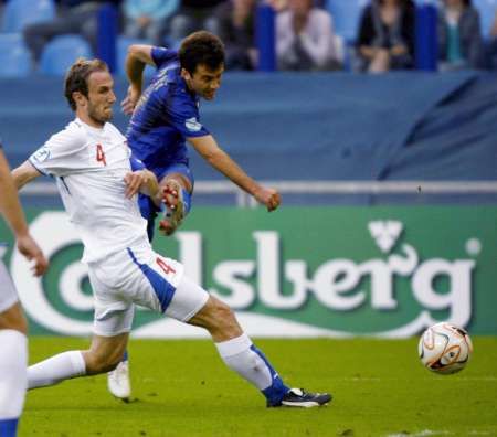 Giuseppe Rossi v souboji s Romanem Hubníkem cv utkání Česko - Itálie na ME jedenadvacetiletých. | Foto: Reuters