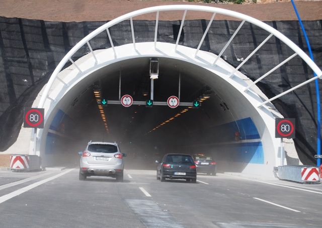 Proti tmavému tunelu byl všudypřítomný prach dobře patrný | Foto: Radek Pecák