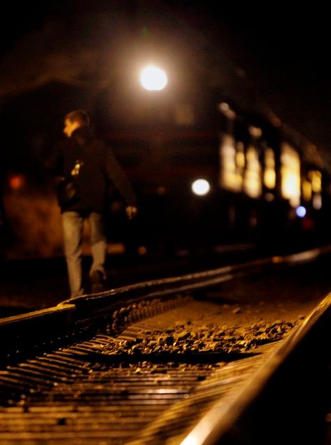 Vyšetřovatel prochází kolem kráteru na trati. Úřady potvrdily podezření, že za nehodou stojí teroristé | Foto: Reuters