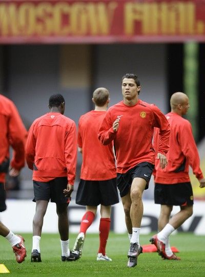 Rozcvička hráčů Manchesteru, vepředu Cristiano Ronaldo. | Foto: Reuters