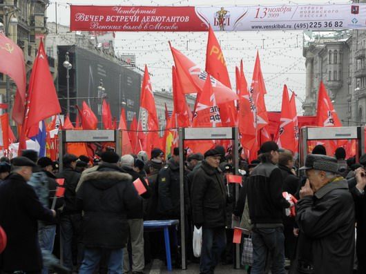 Bezpečnostní rámy před vstupem na průvod. | Foto: Aktuálně.cz