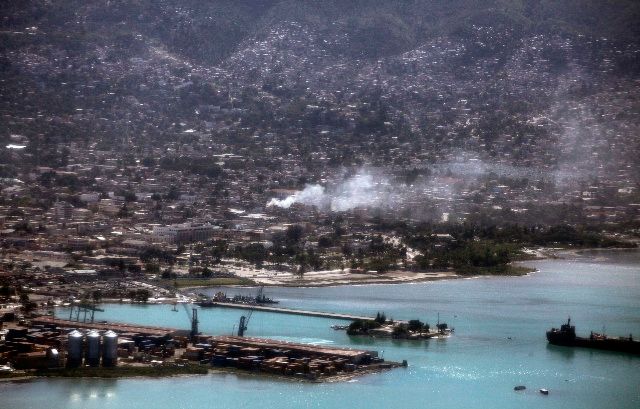 Kouř vycházející z Port-au-Prince. | Foto: Reuters