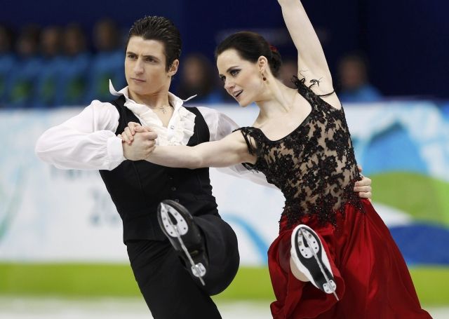 Domácí Tessa Virtue a Scoot Mair po originálních tancích vedou. | Foto: Reuters