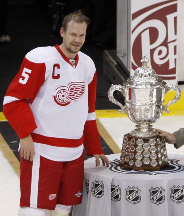 Kapitán Detroitu Red Wings Nicklas Lidström pózuje u Clarence S. Campbell trophy pro vítěze Západní konference. | Foto: Reuters