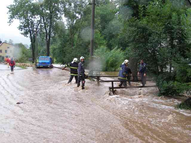 Rrozvodněný potok ve Vižňově na Broumovsku. | Foto: SDH Broumov