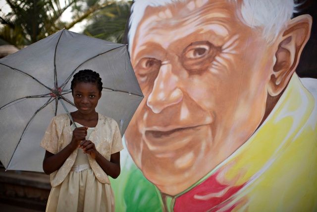 Benedikt a černošská dívka, Yaoundé, Kamerun | Foto: Reuters