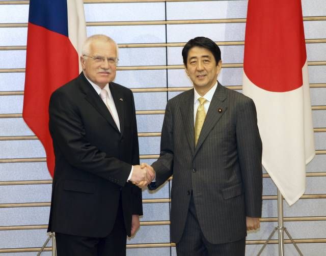 O česko-japonských vztazích zejména v obchodní sféře hovořil Klaus s premiérem Šinzóem Abem, pak spolu oba muži povečeřeli. | Foto: Reuters