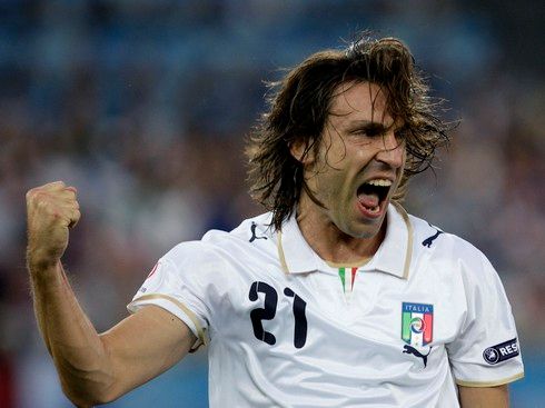 Italský záložník Andrea Pirlo oslavuje první branku do sítě Francie. | Foto: Reuters