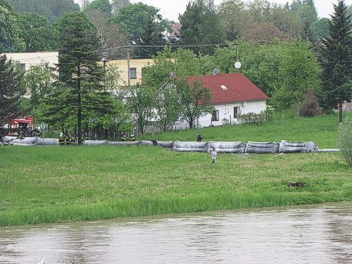 Hasiči Moravskoslezského kraje už v pátek odpoledne začali budovat protipovodňové hráze v osadě Žabník na levém břehu řeky Odry v Ostravě - Koblově | Foto: HZS Moravskoslezského kraje