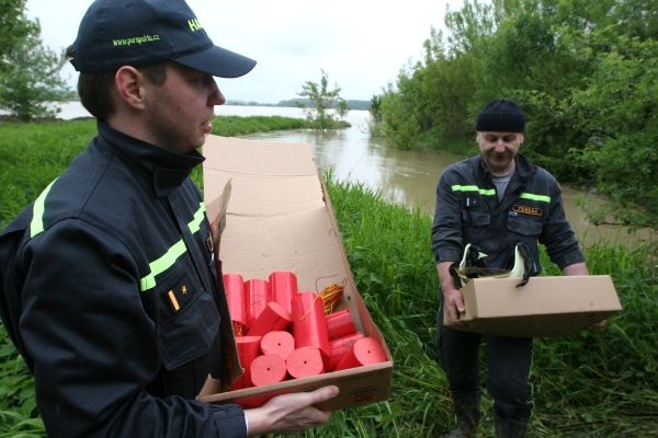 Neplést se hřbitovními svícemi. Tohle je průmyslová trhavina Austrogel. Přibližně stejné množství - celkem 7,5 kilo - vyhodilo do povětří hráz říčky Kotojedka. | Foto: Karel Toman