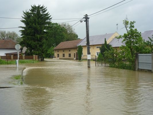 Ulice Závodí v Kojetíně. Morava se zde vylila kolem 11. hodiny dopoledne a za 15 minut zalila celou ulici. | Foto: H. Lorincová