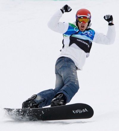 Velkou kalhotovou aféru zažili i američtí snowboardisté. Módní svět uchvátily jejich kalhoty inspirované džínami. (na snímku Seth Wescott) | Foto: Reuters