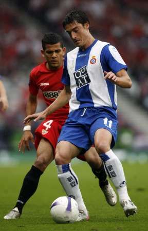 Fotbalista Espanyolu Albert Riera (vpravo) v souboji se sevillským Danielem Alvesem ve finále Poháru UEFA. | Foto: Reuters