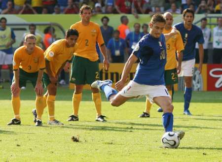 Italský útočník Francesco Totti (v modrém) proměňuje penaltu v poslední minutě zápasu s Austrálií. | Foto: Aktuálně.cz