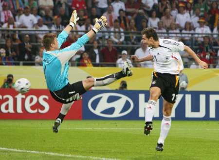 Německý útočník Miroslav Klose (vpravo) se marně snaží překonat polského gólmana Artura Boruce. | Foto: Reuters