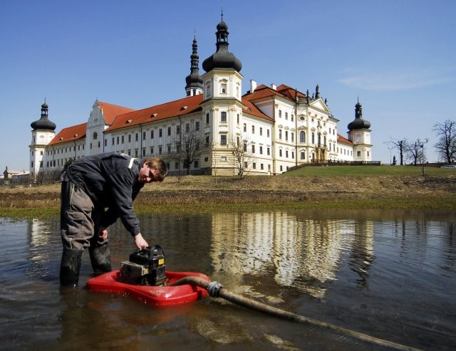 Dobrovolní hasiči 8. dubna nadále odčerpávali vodu z laguny, která se vytvořila rozlitím řeky Moravy před vojenskou nemocnici Klášterní Hradisko v Olomouci. | Foto: čtk