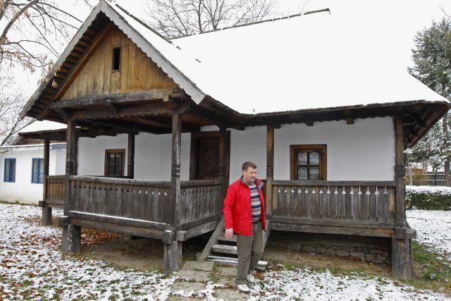 Rodný dům Ceaušeska v městečku Scornicesti. Před budovou stojí synovec bývalého diktátora. | Foto: Reuters