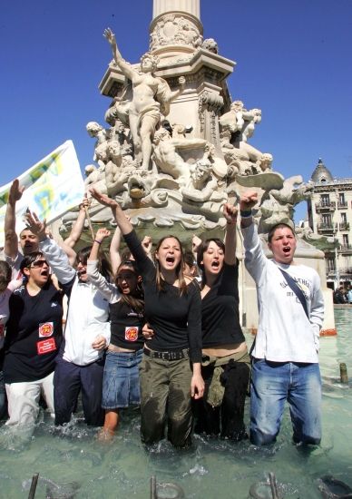 V Marseille protestovalo podle odhadů čtvrt milionu lidí, většinou studentů | Foto: Reuters