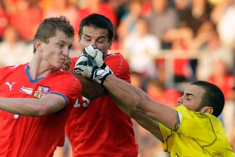 Gólman Simoncini proti Barošovi a Necidovi | Foto: Reuters