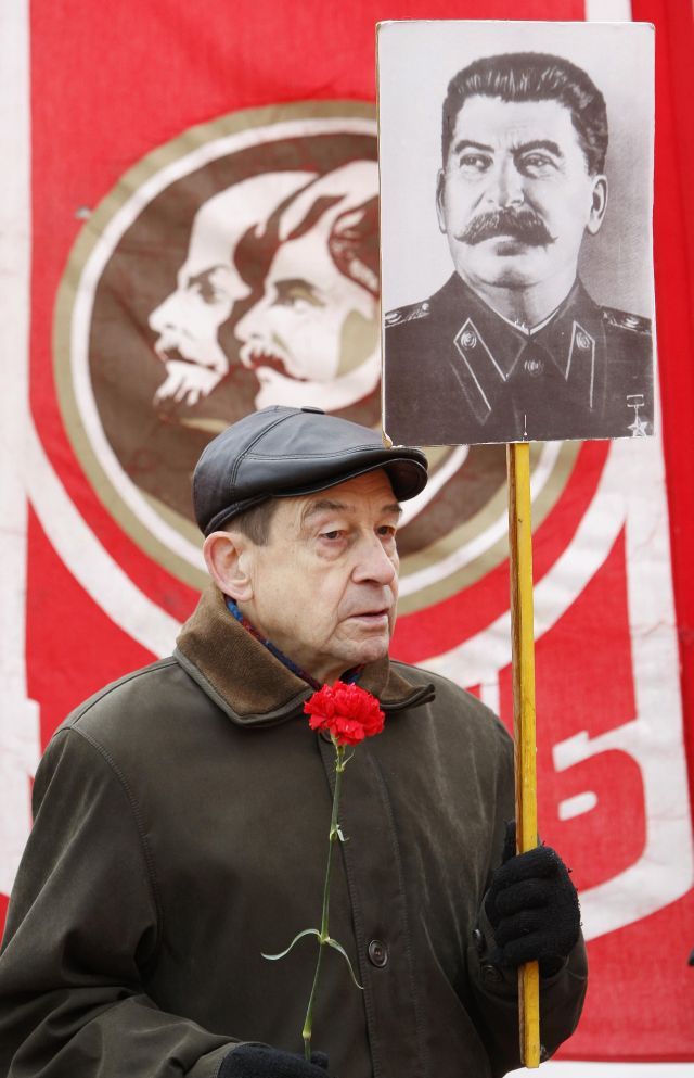 Ne všichni smýšlejí o Stalinovi špatně. Snímek je z listopadové demonstrace v centru Minsku. | Foto: Reuters