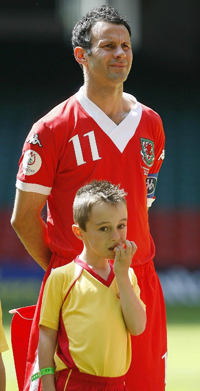 Velšský kapitán Ryan Giggs poslouchá hymnu před kvalifikačním střetnutím o EURO 2008 s Českou republikou. | Foto: Reuters