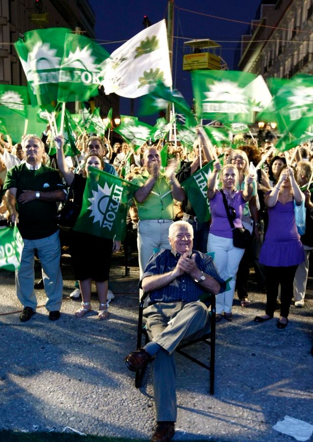 ...slaví ale nakonec zelená socialistů. | Foto: Reuters