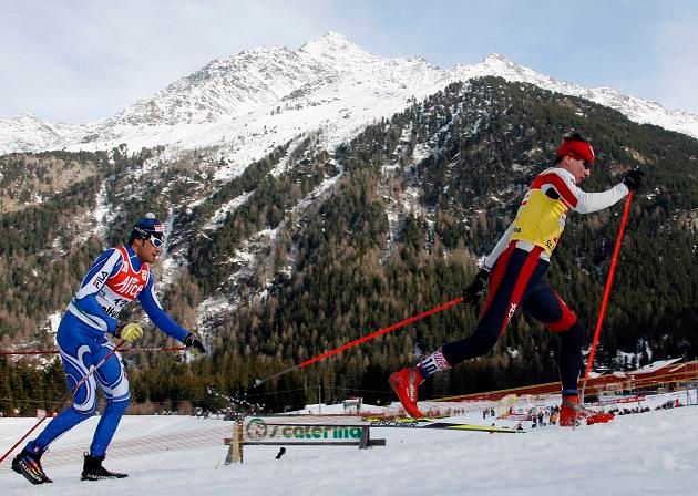 Valerio Checci z Itálie (vlevo) a Lukáš Bauer během finálového klání v italském Bormiu | Foto: Reuters