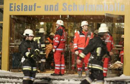 Záchranné týmy se k zavaleným nemohou dostat, dokud na místo nedorazí výkonný jeřáb, který zvedne trosky spadlé střechy. | Foto: Reuters