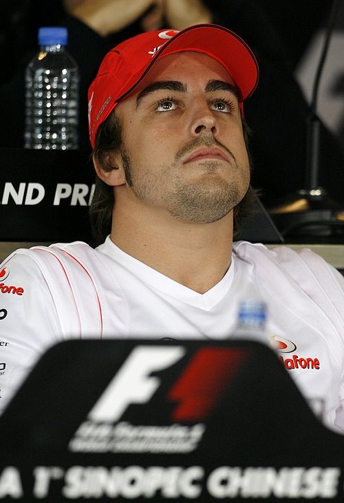 Zamyšlený Fernando Alonso na tiskové konferenci před začátkem závodního víkendu v Šanghaji. | Foto: Reuters