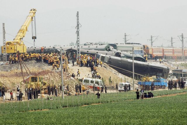 Záchranáři u vykolejené soupravy. | Foto: Reuters