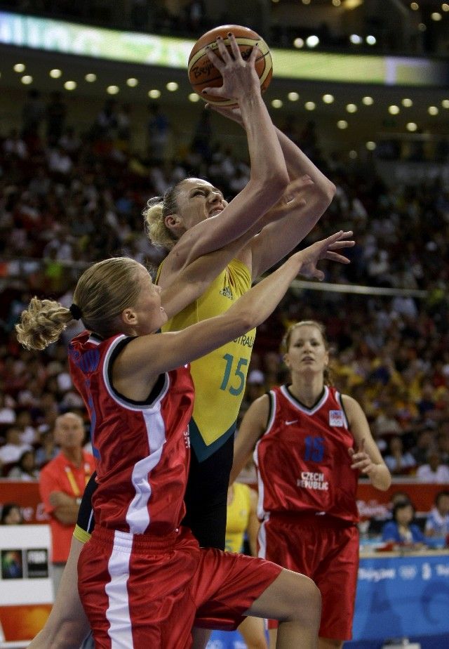 Lauren Jacksonová zakončuje přes Markétu Mokrošovou. | Foto: Reuters